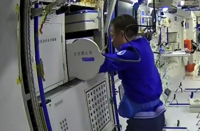 中國航天員完成太空離心機組裝 網友：一共分三步